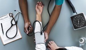 Presión arterial alta confusión dolor de cabeza