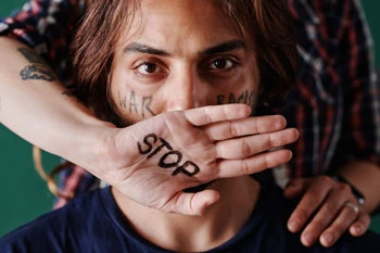La violación de los derechos humanos: un desafío global