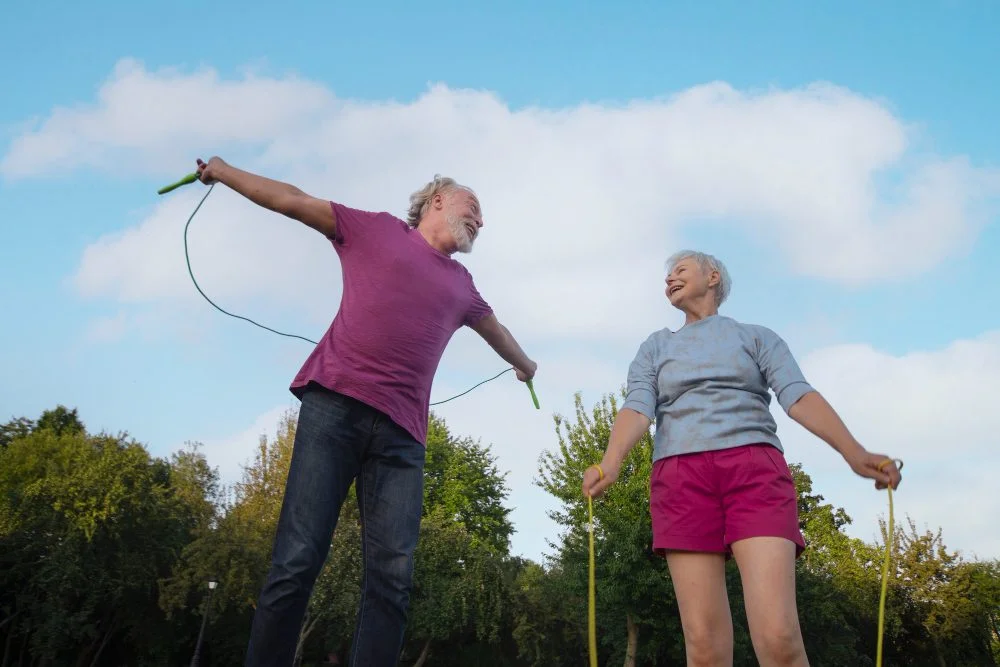 Personas mayores haciendo deporte